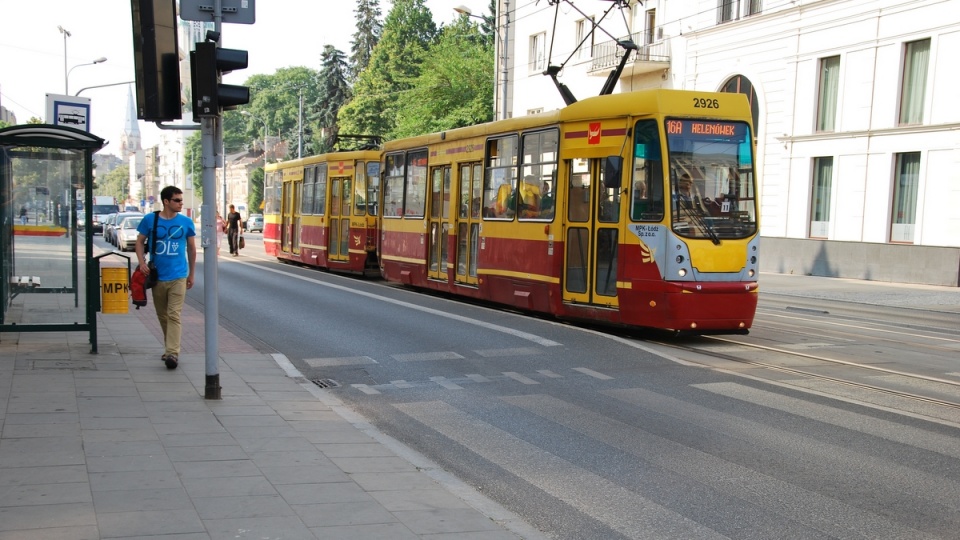 Przystanki wiedeńskie pozwalają pasażerom na wygodne wsiadanie do pojazdów komunikacji miejskiej - podłoga w tramwaju znajduje się na tym samym poziomie co peron. Fot. zorro2212/wikipedia