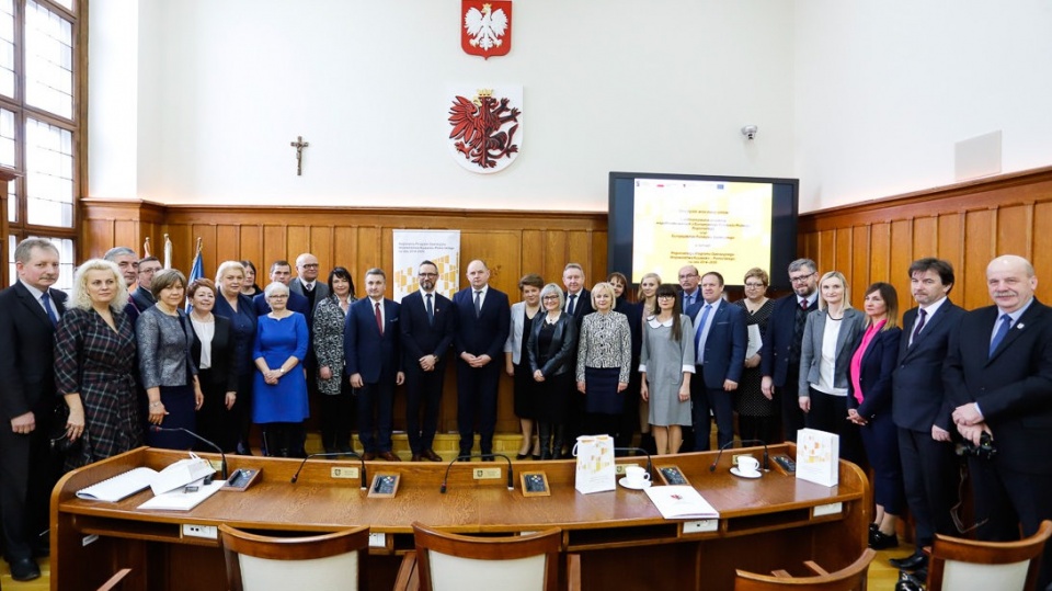 Dziś (13 marca) w Urzędzie Marszałkowskim odbyła się uroczystość wręczenia umów o dofinansowanie 16 projektów w ramach Regionalnego Programu Operacyjnego Województwa Kujawsko-Pomorskiego na lata 2014-2020. Fot. Mikołaj Kuras