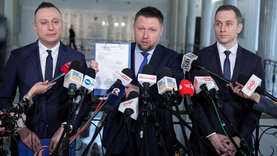 Od lewej: Krzysztof Brejza, Marcin Kierwiński i Cezary Tomczyk podczas konferencji prasowej w Sejmie. Fot. PAP/Tomasz Gzell