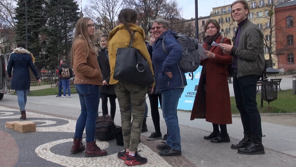 Happening przy fontannie "Potop", zapowiadający bydgoski Festiwal "Przeczytani"/fot. Janusz Wiertel