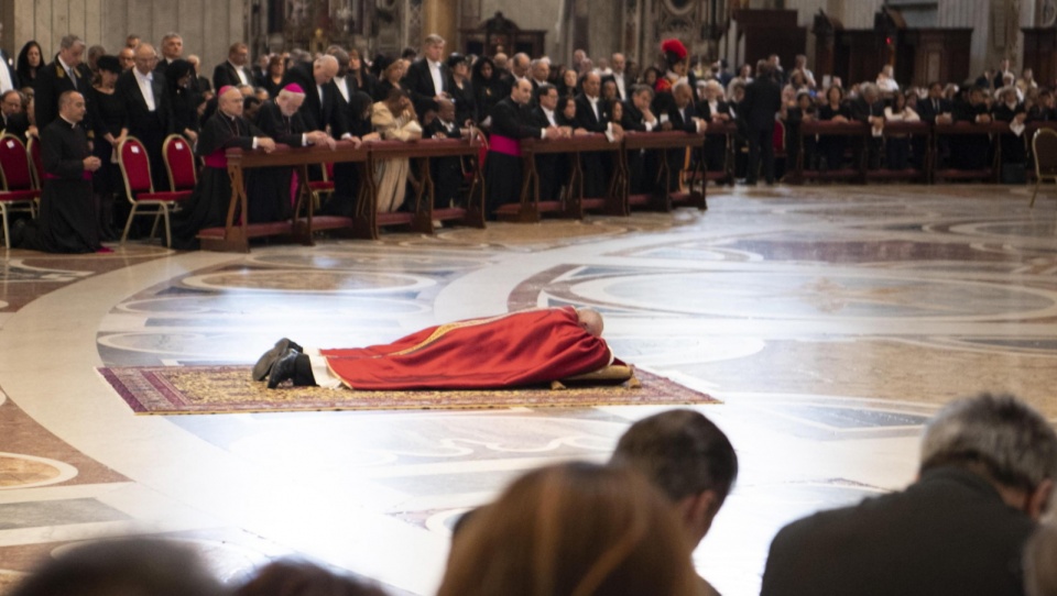 Przed rozpoczęciem nabożeństwa papież dłuższą chwilę leżał pogrążony w modlitwie przed głównym ołtarzem. Fot.PAP/EPA/MAURIZIO BRAMBATTI