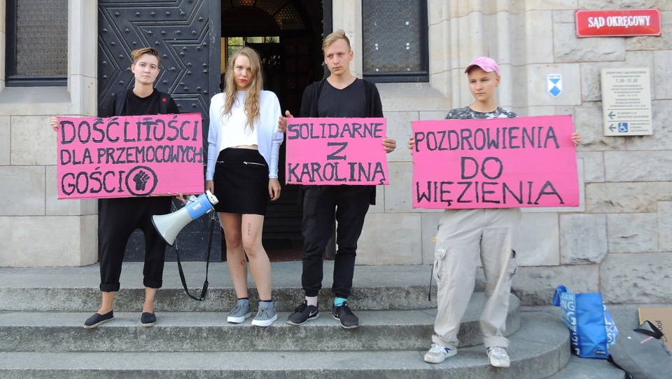 Grupa wspierająca pokrzywdzoną przed budynkiem sądu. Fot. Tatiana Adonis