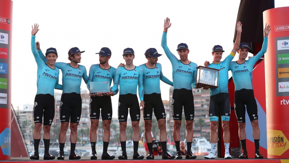 Kolarze Astany świętują triumf w drużynowej jeździe na czas na 1. etapie Vuelta a Espana 2019. Fot. PAP/EPA/JAVIER LIZON
