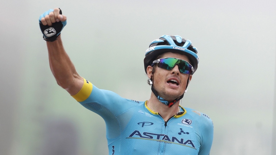 Na zdjęciu Jakob Fuglsang z Astany cieszy się z triumfu na 16. etapie Vuelta a Espana 2019. Fot. PAP/EPA/JAVIER LIZON