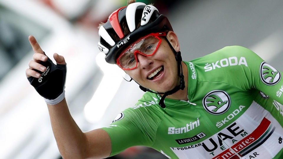 Na zdjęciu Słoweniec Tadej Pogacar cieszy się z triumfu na 19. etapie Vuelta a Espana 2019. Fot. PAP/EPA/JAVIER LIZON