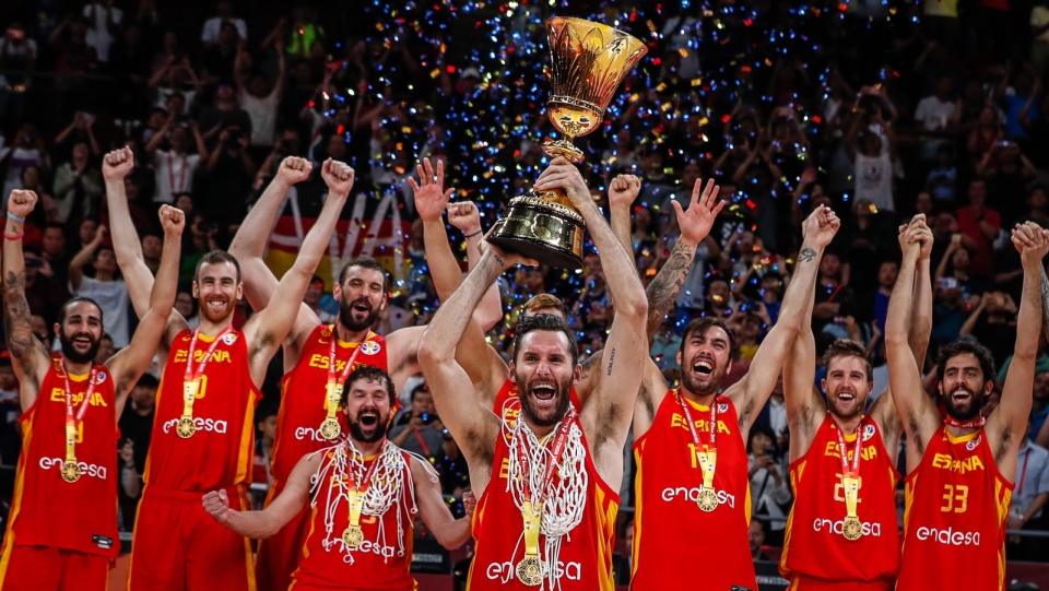 Koszykarze reprezentacji Hiszpanii cieszą się ze złotego medalu MŚ 2019. Fot. PAP/EPA/ROMAN PILIPEY