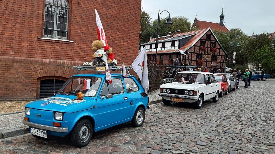 Samochody uczestniczące w rajdzie turystyczno-historycznym. Fot. Jolanta Fischer