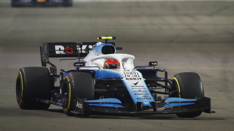 Na zdjęciu bolid Williamsa z Robertem Kubicą na pokładzie podczas Grand Prix Singapuru Formuły 1 2019. Fot. PAP/EPA/DIEGO AZUBEL