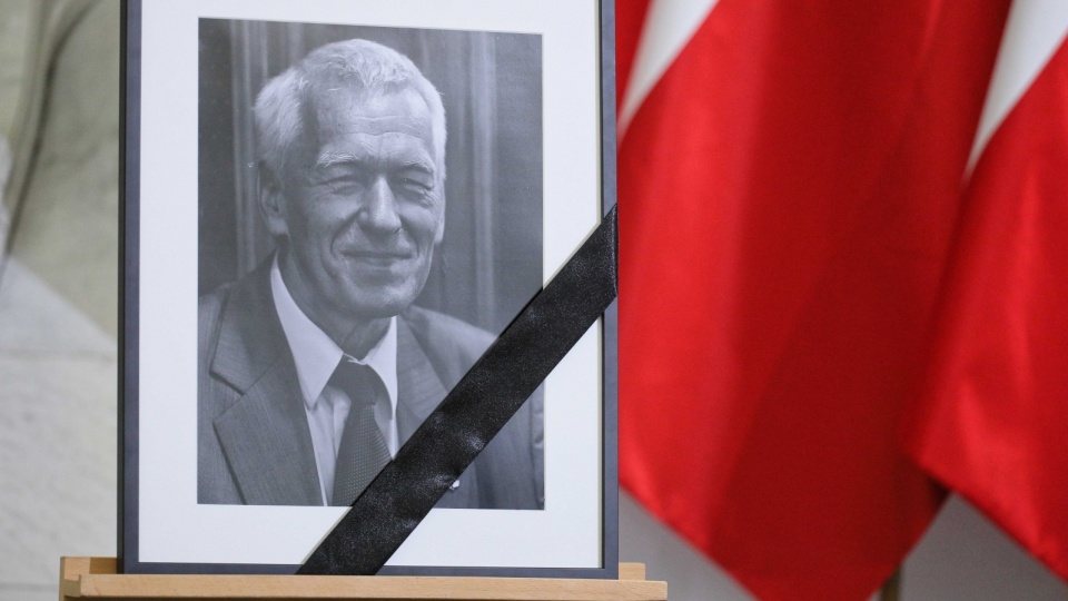 Księga kondolencyjna wystawiona po śmierci marszałka seniora Kornela Morawieckiego, 1 bm. w budynku głównym Sejmu. Fot. PAP/Paweł Supernak