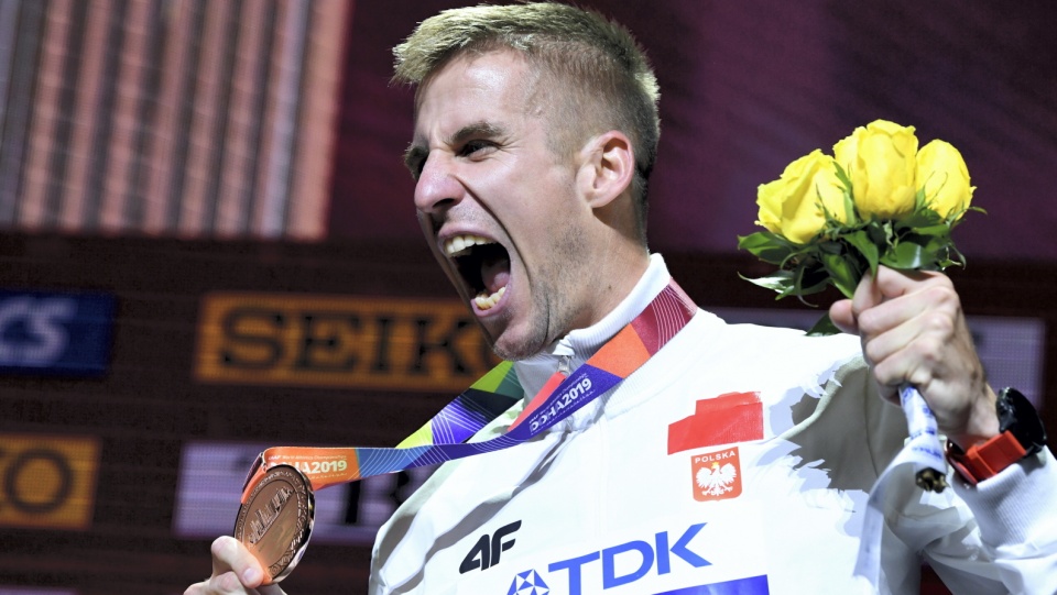 Na zdjęciu Marcin Lewandowski z brązowy medalem lekkoatletycznych MŚ 2019 za 3. miejsce w biegu na 1500 metrów. Fot. PAP/Adam Warżawa