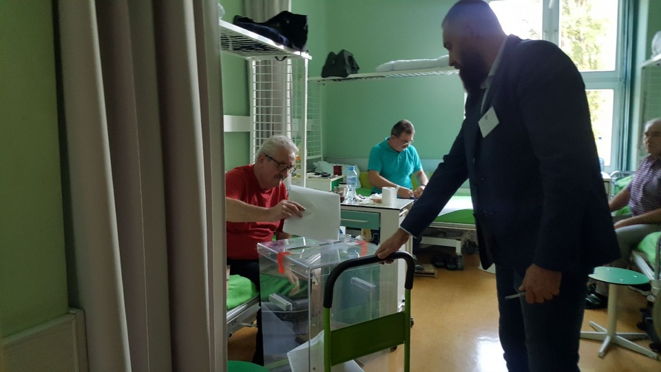 Głosowanie w szpitalu w Toruniu