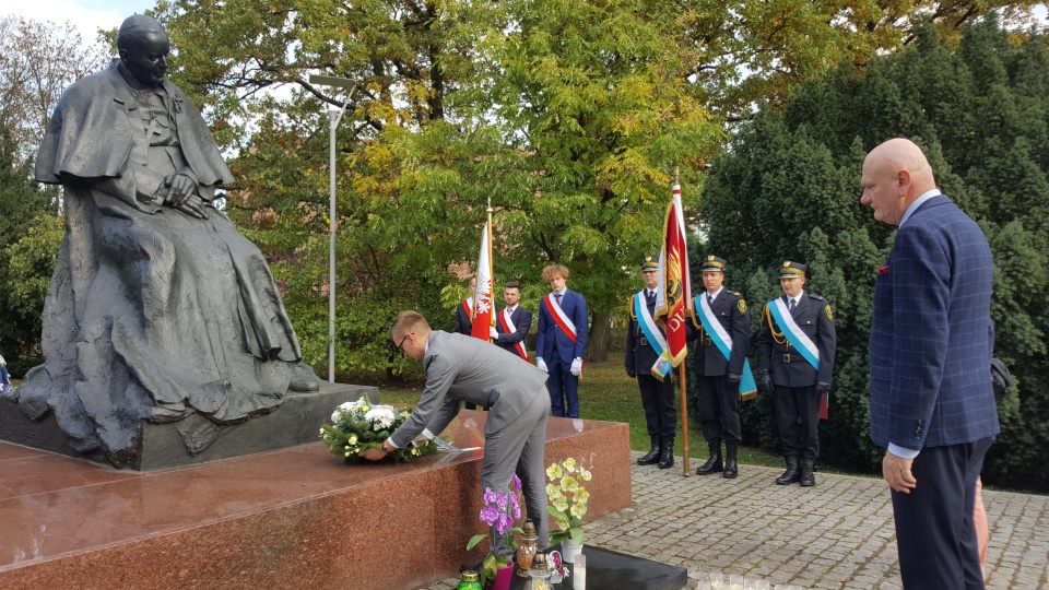Kwiaty pod pomnikiem złożył prezydent Torunia oraz przedstawiciele władz regionu. Fot. Katarzyna Prętkowska