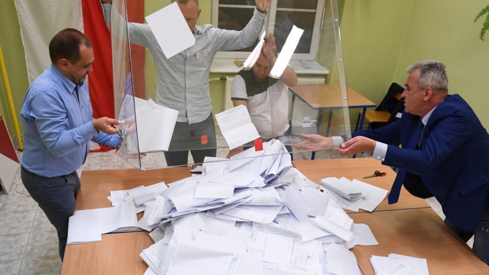 Liczenie głosów w lokalu Obwodowej Komisji Wyborczej Nr 20 w Przemyślu./fot. PAP/Darek Delmanowicz