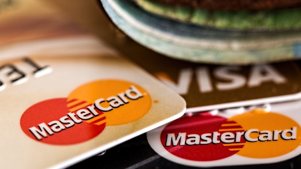 Resort finansów chce ułatwić stosowanie mechanizmu podzielonej płatności VAT, umożliwiając wykorzystanie do tego kart płatniczych. Jak mówi PAP Zbigniew Makowski z MF, ponad 10 proc. transakcji split payment realizowanych jest dobrowolnie. Fot. Pixabay