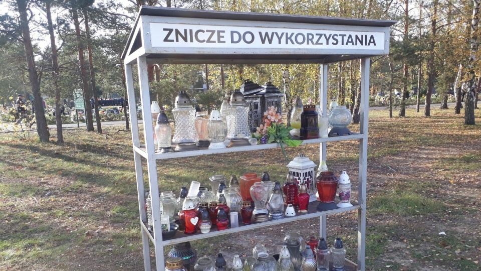Coraz częściej znicze dostają „drugie życie”. Półka na znicze na jednym z bydgoskich cmentarzy. Fot. Kamila Zroślak