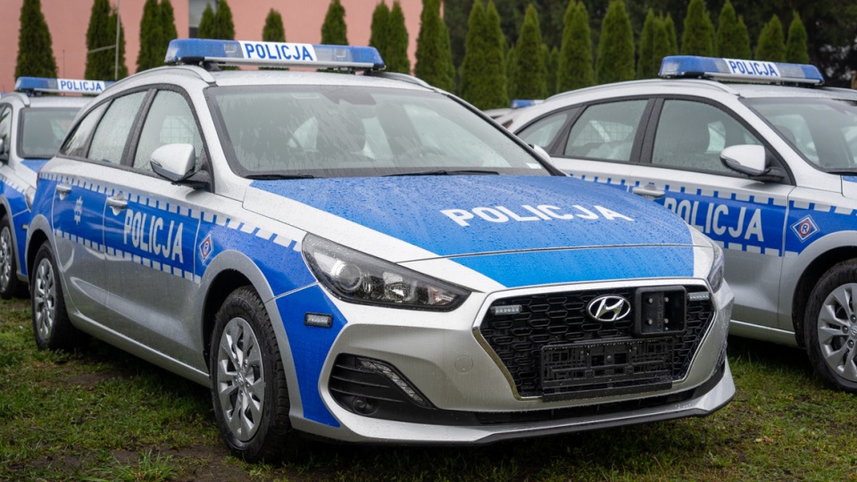 40 nowych radiowozów na razie stoi na parkingu Komendy Wojewódzkiej Policji/fot. materiały policji