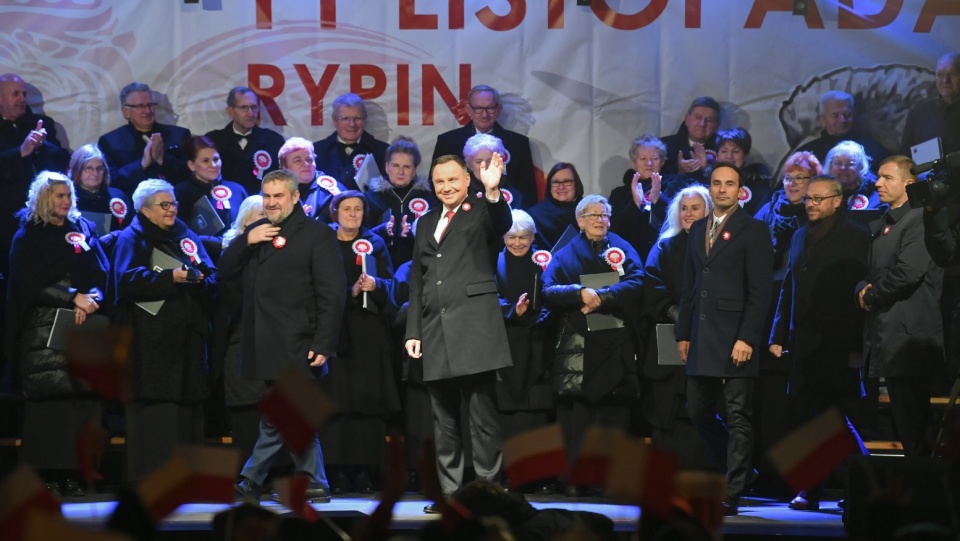 Prezydent Andrzej Duda śpiewał dziś pieśni patriotyczne z mieszkańcami Rypina. Fot. PAP/Tytus Żmijewski