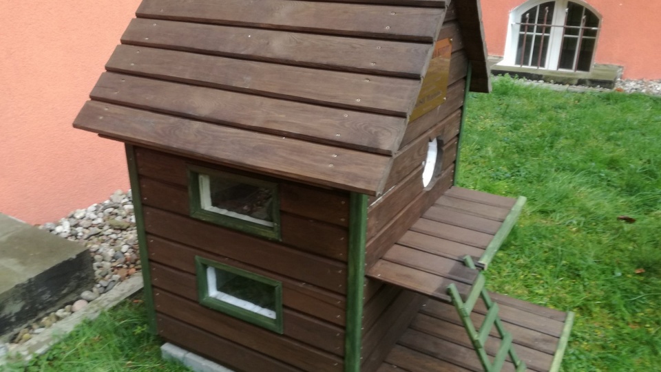 Drewniany, piętrowy, ocieplony domek dla kotów zamontowano dzisiaj przy starostwie powiatowym w Świeciu. Fot. Marcin Doliński