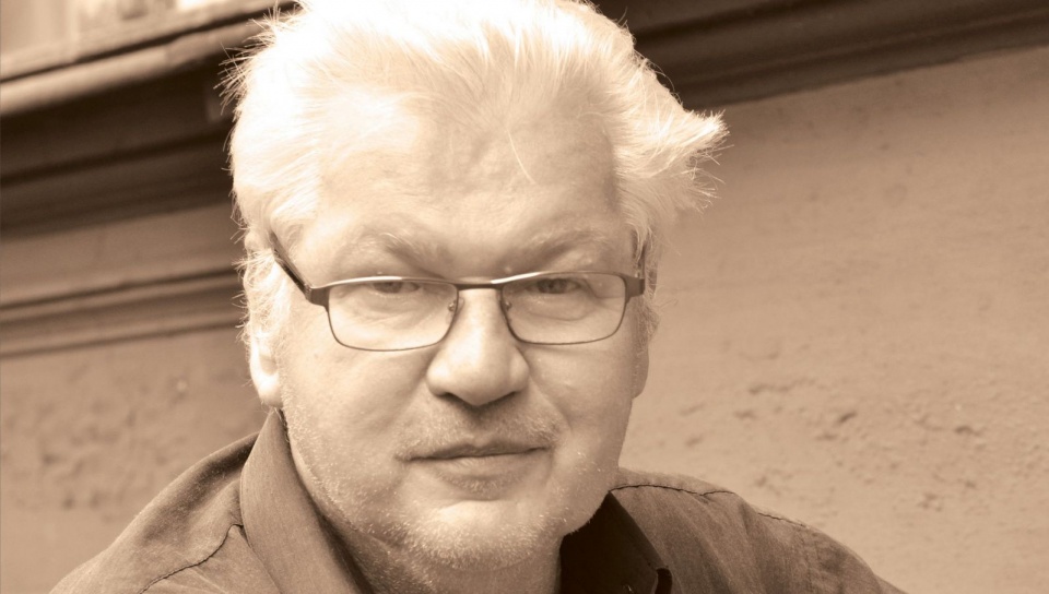 Krzysztof Derdowski był pisarzem, dziennikarzem, krytykiem literackim, autorem sztuk teatralnych i wydawcą. Zmarł w 2017 r.