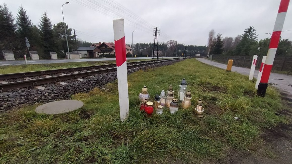 Przy przejeździe, na którym zginął Janusz Dzięcioł, płoną znicze/fot. Marcin Doliński