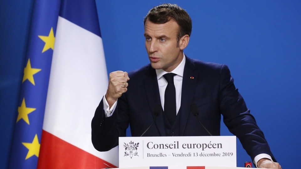 Prezydent Francji powiedział, że choć szczyt przyjął cel neutralności klimatycznej do 2050 roku, to jednak jeden kraj uzyskał "tymczasowe wyłączenie", mając na myśli Polskę. Fot. PAP/EPA