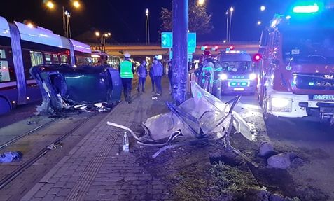 Wypadł z drogi, wpadł w przystanek i uderzył w tramwaj. Policja: Kierowca był pijany