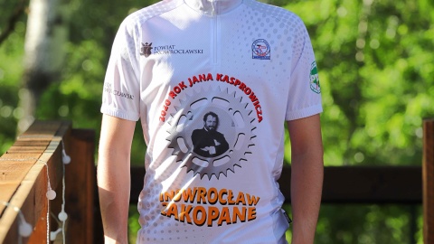 Dziś rano rowerzyści, którzy już w sobotę ruszają do Zakopanego otrzymali nowe, profesjonalne koszulki kolarskie. Fot. Nadesłana