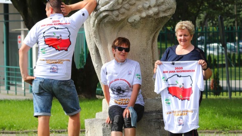 Dziś rano rowerzyści, którzy już w sobotę ruszają do Zakopanego otrzymali nowe, profesjonalne koszulki kolarskie. Fot. Nadesłana