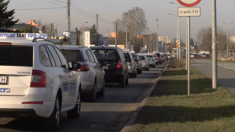 Kolumna kilkudziesięciu pojazdów taxi przejechała w środę w południe głównymi ulicami Bydgoszczy. Fot. Janusz Wiertel