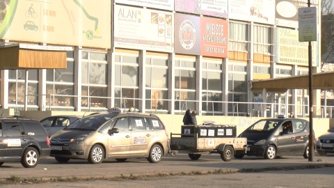 Kolumna kilkudziesięciu pojazdów taxi przejechała w środę w południe głównymi ulicami Bydgoszczy. Fot. Janusz Wiertel