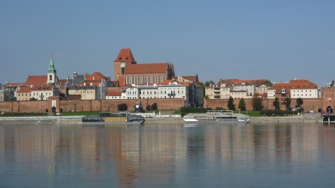 Opłata klimatyczna w oparach absurdu - i smogu. Turysta pozwał Toruń i Sandomierz