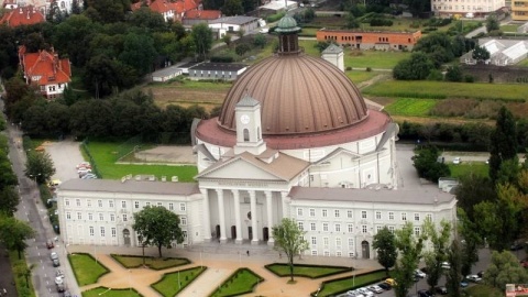 Msze święte w czasach zarazy. Więcej, wcale czy w mediach