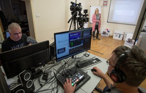 Kształcenie zdalne od środy obowiązkowe. Są problemy, jak je rozwiązać