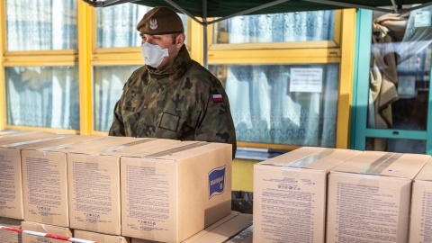 Producent przekazał maseczki samorządom, a samorządy podarują służbie zdrowia