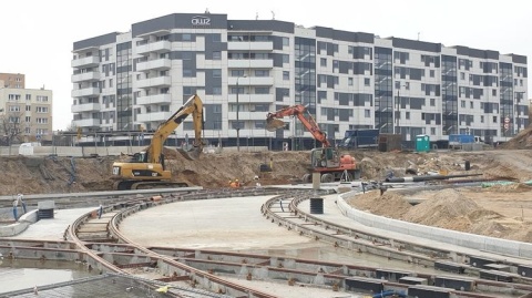 Przebudowa ul. Kujawskiej w Bydgoszczy. Kolejne etapy prac, stawiane są słupy trakcyjne