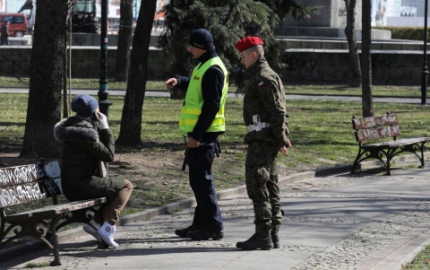 MON: wojsko dostarczyło maseczki i płyn do dezynfekcji do 49 placówek medycznych