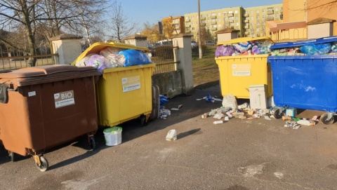 Tych śmieci nie da się zamieść pod dywan. Komunalnik wciąż ogarnia temat