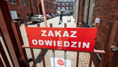 Szpitale: segregacja i separacja pacjentów w drzwiach. Żeby nie wszedł także wirus