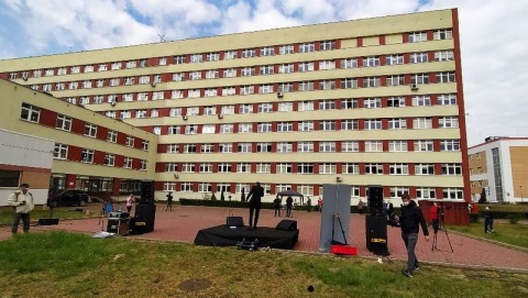 Koncert przed szpitalem zakaźnym. Publiczność w oknach i na balkonach