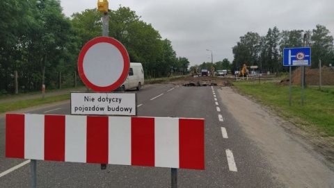 Asfalt wygryzł zabytkowy bruk w Świeciu. Ludzie skarżyli się na hałas...