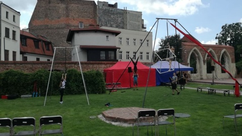 Nauka przez zabawę. Festiwal Nowego Cyrku w Toruniu [wideo]