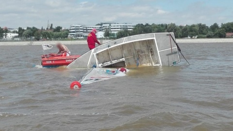 Żaglówka do góry dnem, załoga w Wiśle. Na szczęście, policja była na wodzie [zdjęcia]