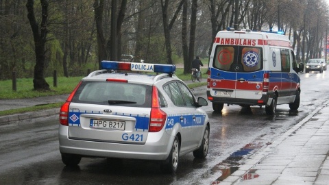 Pijany, po urazie głowy, leżał na chodniku. W karetce rzucił się na ratownika