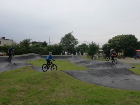 Tu się jeździ po pętlach, bez pedałowania. Pumptrack w Bydgoszczy otwarty