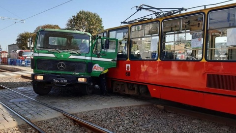 Tramwaj zderzył się z betoniarką. Pojazd wykolejony - potrzebny był dźwig