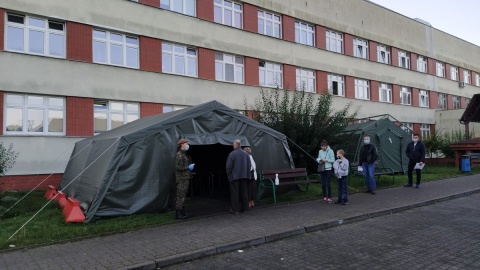 Przeprowadzają wywiad, mierzą temperaturę, wydają przepustki. Żołnierze w szpitalu