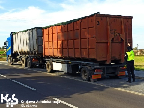 Miał być plastik i guma, a były... KAS wykryła nielegalny przewóz odpadów