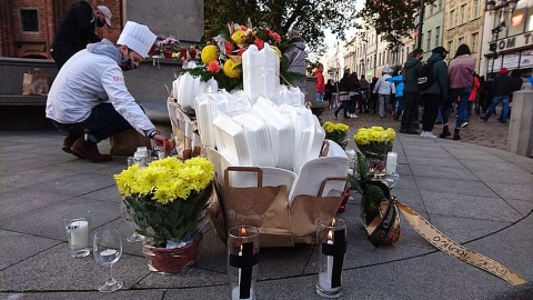 Symboliczna trumna i transparenty. Protest branży gastronomicznej w Toruniu