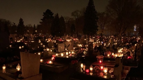 Pogrzeby w czasie pandemii. Zgodne z procedurą, trudne dla bliskich