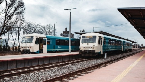 Kierowca wjechał pod pociąg w Chełmży, mężczyzny nie udało się uratować